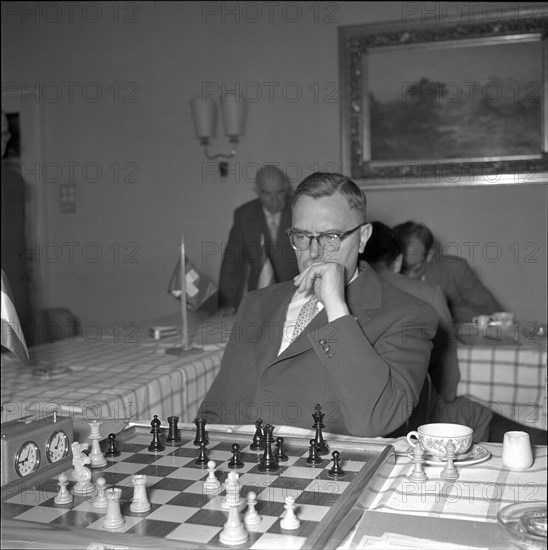 Chess master Max Euwe ca. 1945 .