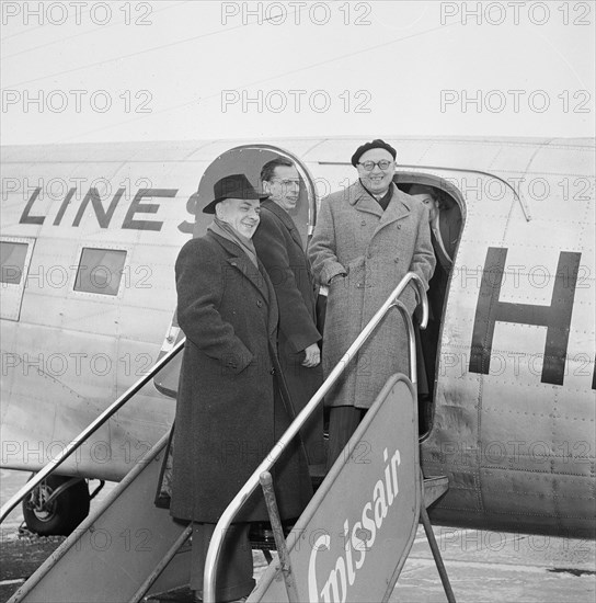 Pietro Nenni (with beret), stopover at Zurich-Kloten airport 1951.