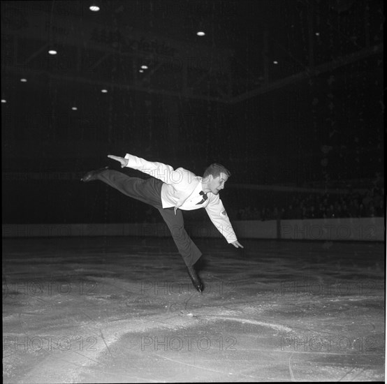 Ronnie Robertson, exhibition skating 1953 .