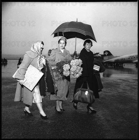 Pianist Eileen Joyce, arrival at Zuirch-Kloten airport 1952.