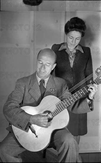 Hans Roelli, author and lute player, 1962 .