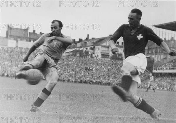 International match Sweden - Switzerland, Stockholm, 1946: Gunnar Gren scores 4-2, on the right Steffen.