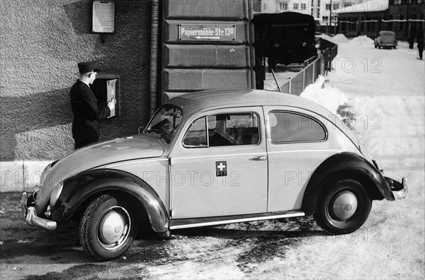 Post employee emptying a postbox, mailbox 1955 .