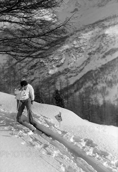 Skier Niklaus Stump, ca. 1945.