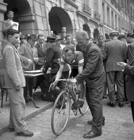 Erich Ackermann, winner of the Three lakes Tour; Morat 1946.