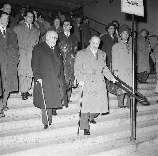 Vincent Auriol (dark coat), arrival at Geneva train station 1955.