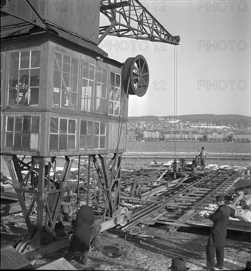 Heavy load of a crane by ship, Zurich 1938