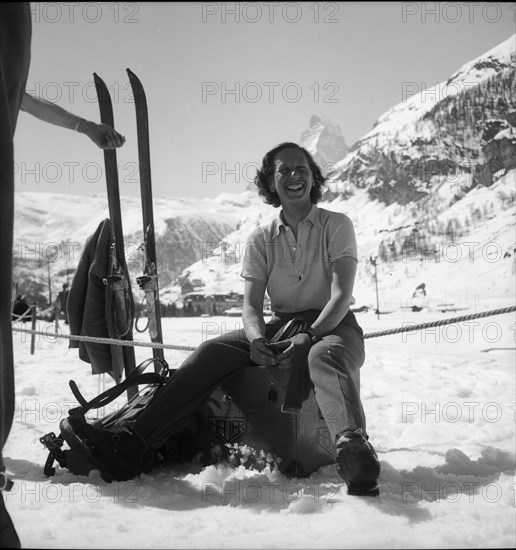 Helen Tomkinson, British skier, Zermatt 1946 .