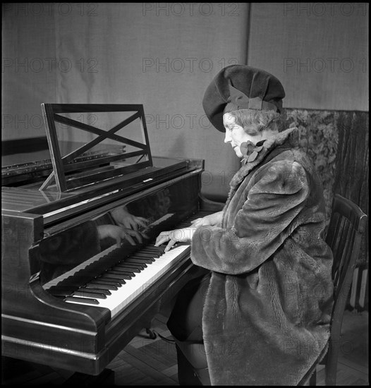 Mathilde de Ribaupierre, pianist, ca. 1945