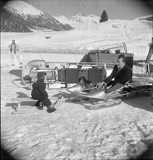 Hans Ringier with one of his children in St. Moritz, 1947.