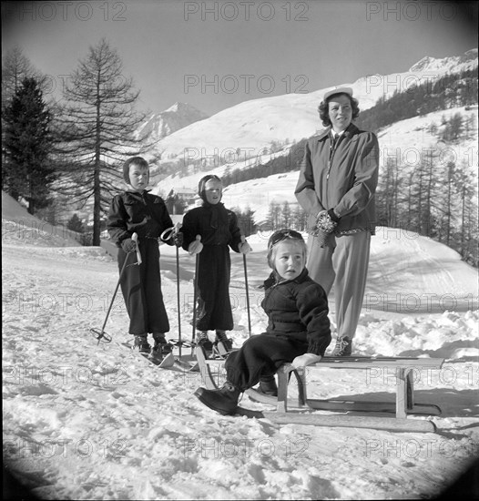 Eva Ringier with her children in St. Moritz, 1947.