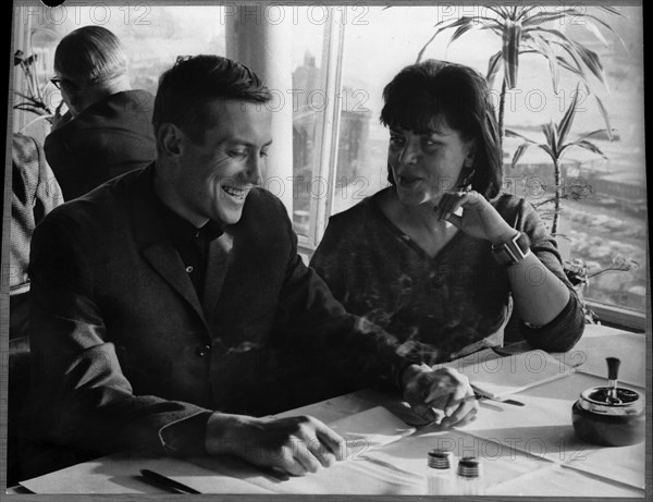 Poet Yevgeny Aleksandrovich Yevtushenko and his wife in Hamburg 1963 .