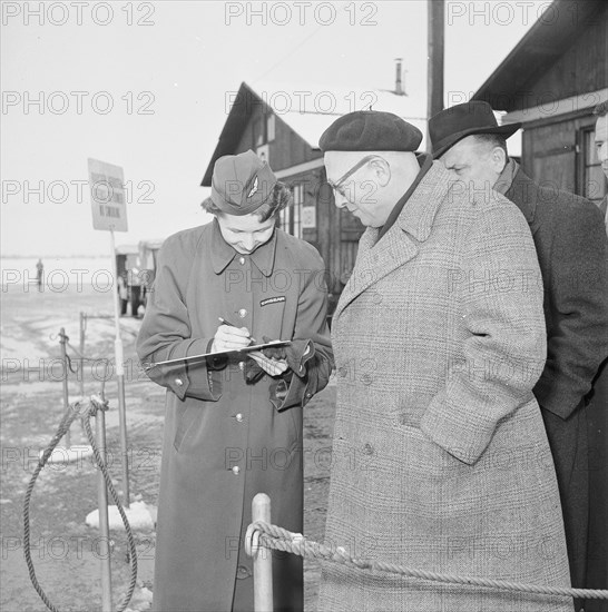 Pietro Nenni (with beret), stopover at Zurich-Kloten airport 1951.