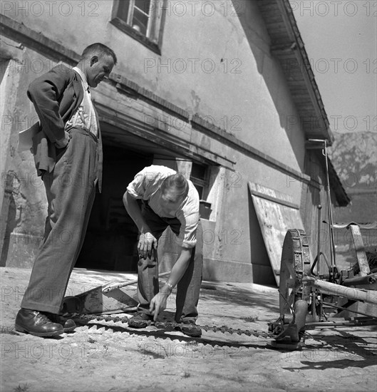 Examination of farmers at Wallierhof, Riedholz 1945