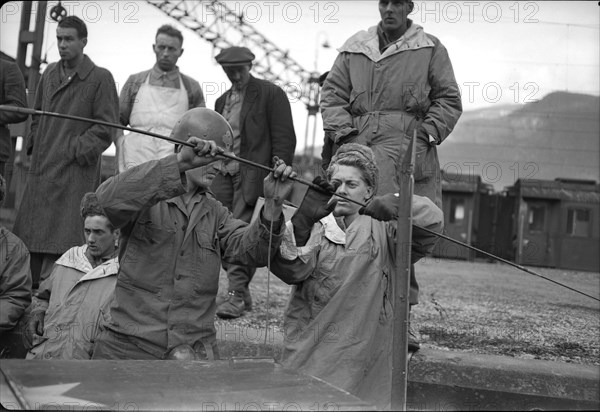 Emergency landing on the Swiss Gauli glacier of a US army owned Dakota airplane, 12 survivors waited several days for rescue.