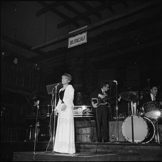 Petula Clark live on stage ca. 1970.