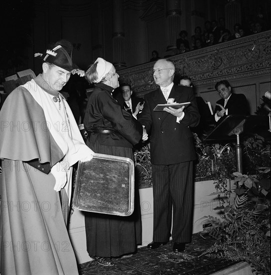 Awarding of the Art award of Zurich 1954: Helen Dahm, Emil Landolt.