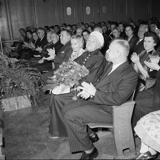 Awarding of the Art award of Zurich 1954: Helen Dahm.