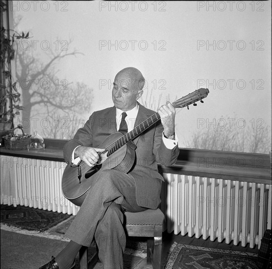 Hans Roelli, author and lute player, 1962.