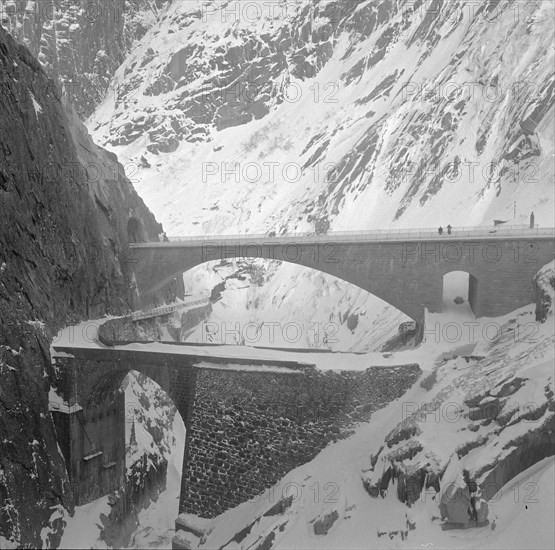 Old and new bridge in the Schöllenen ravine 1957.