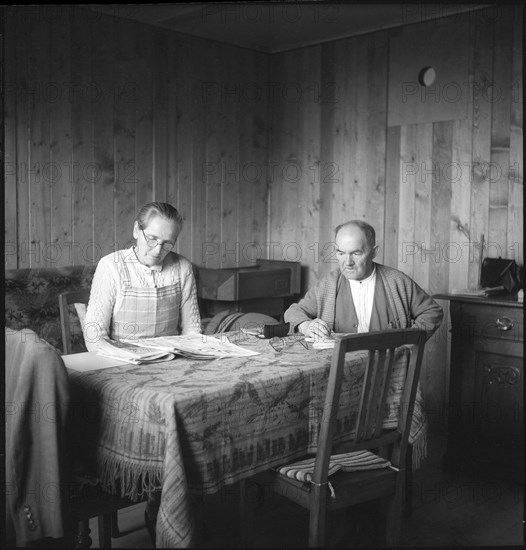 Barrack camp 1944: elderly couple sitting at the table