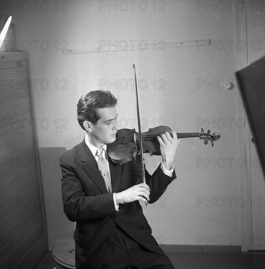 Ronald Thomas, violinist 1959 .