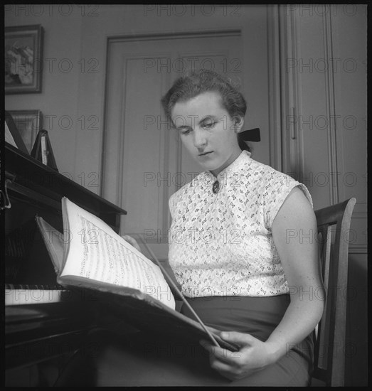 Hedy Salquin, conductor ca. 1955 .