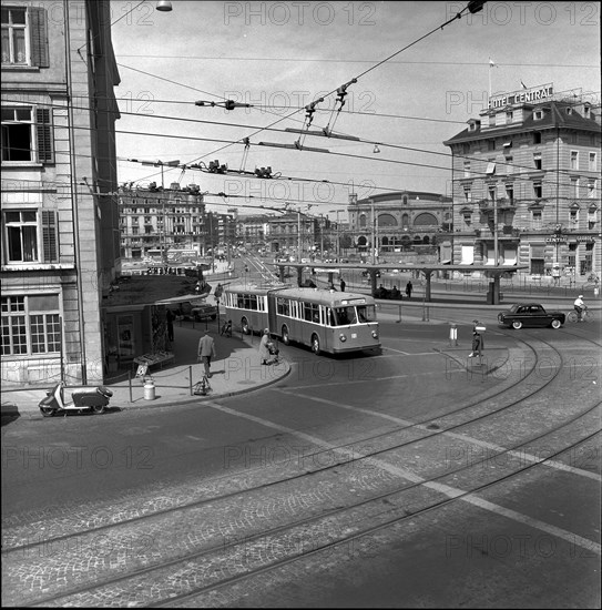 Trolley bus near the Zurich main railway station, around 1955.