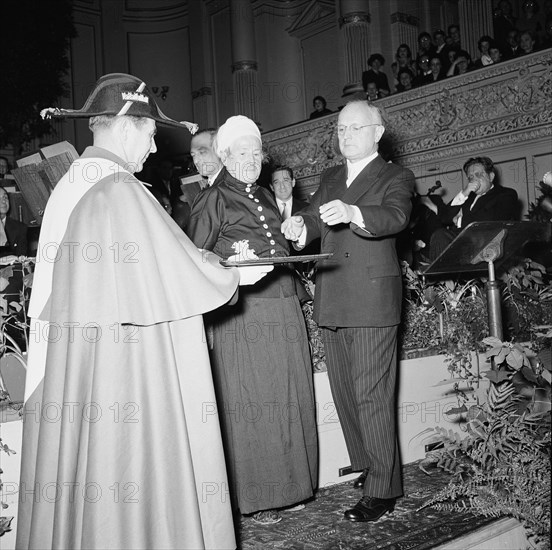 Awarding of the Art award of Zurich 1954: Helen Dahm, Emil Landolt.