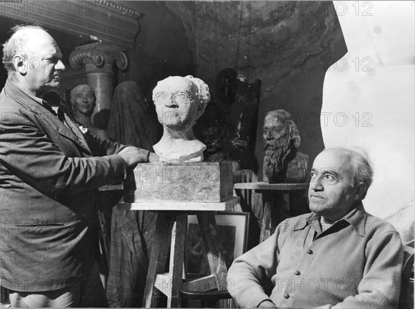 Jacob Epstein, sculptor 1949 .