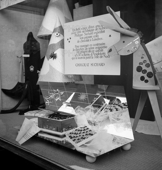 Suchard chocolates as a gift for the british Queen in a shop window, Neuchv¢tel 1948 .