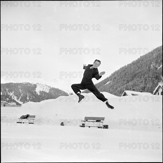 Ronnie Robertson, exhibition skating 1953 .