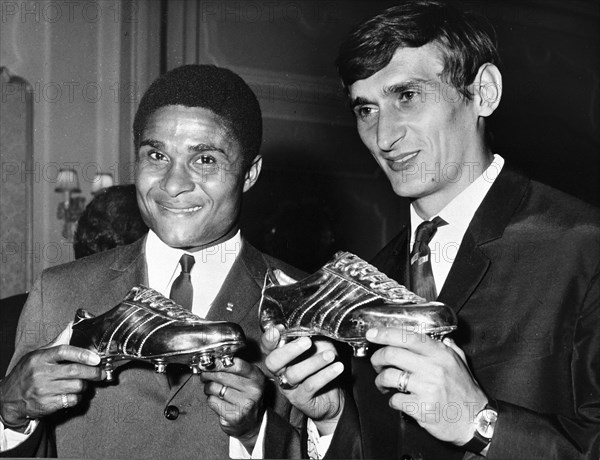 Soccer players Eusebio (gold) and Dunai (silver), best scorers; Paris 1968 .