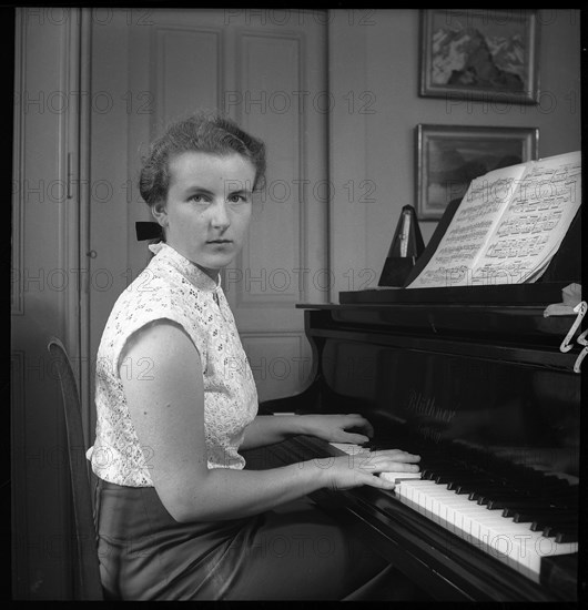 Hedy Salquin, conductor ca. 1955 .