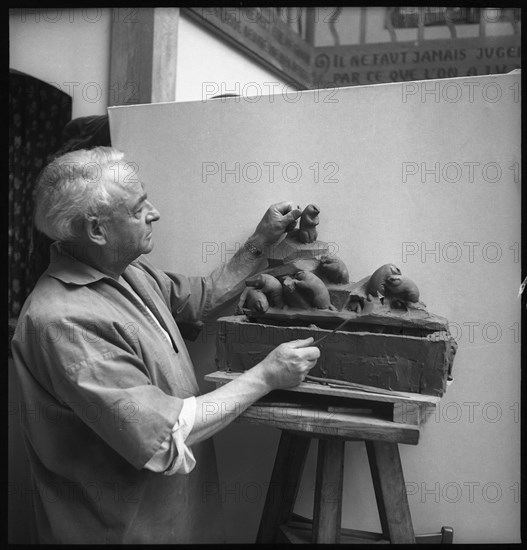 Edouard Sandoz, sculptor ca. 1945 .