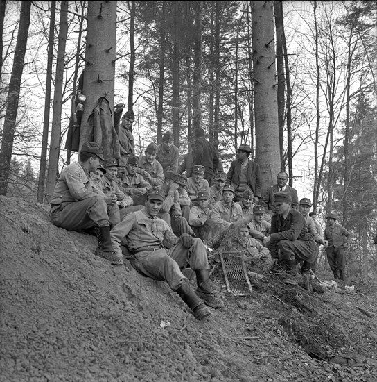 Dog tragedy in a fox-hole near Ammerswil AG, 1962: The recruits.