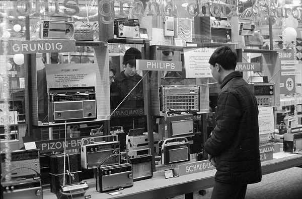 Radios in a shop window, 1973 .