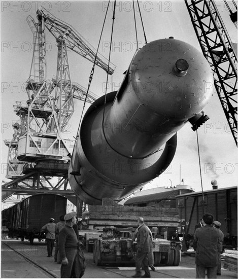 Workpiece for the Collombey refinery, loading in the port of Marseille . 1961