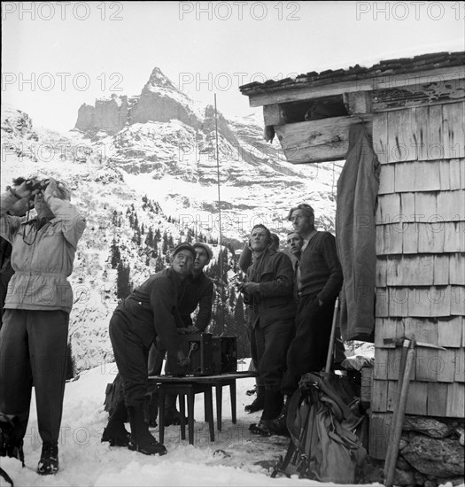 Emergency landing on the Swiss Gauli glacier of a US army Dakota airplane, 12 survivors waited several days for rescue