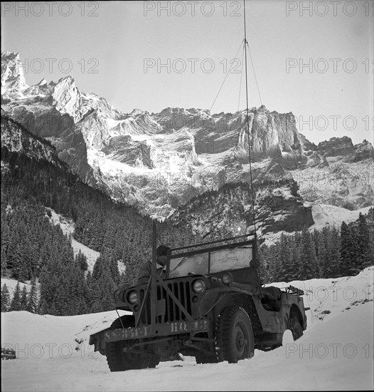 Emergency landing on the Swiss Gauli glacier of a US army owned Dakota airplane, 12 survivors waited several days for rescue