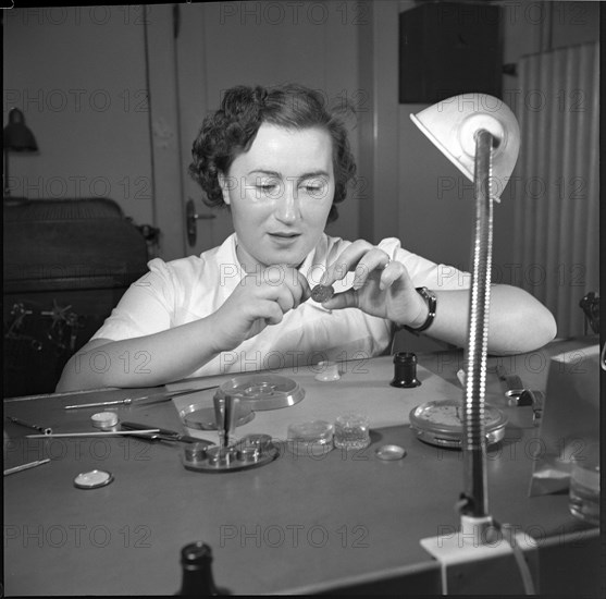 First female master watchmaker in Switzerland: Mrs. Gschwind-Wiedenmann, 1952