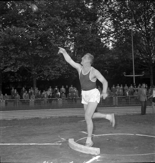 Shot-putter Fred Meyer, around 1955