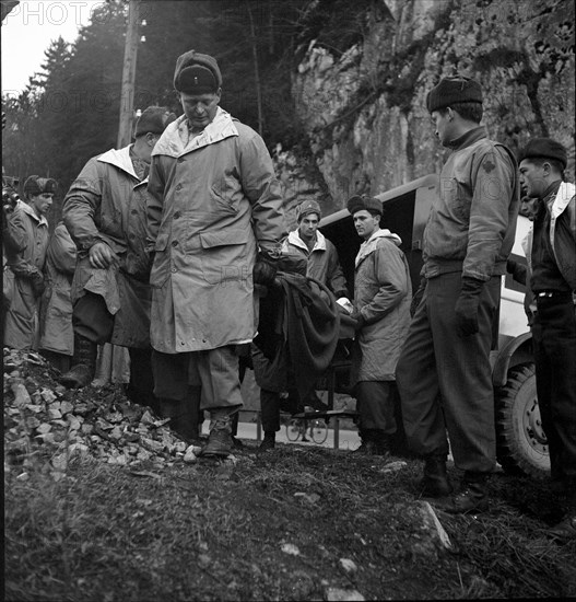 Emergency landing on the Swiss Gauli glacier of a US army owned Dakota airplane, 12 survivors waited several days for rescue