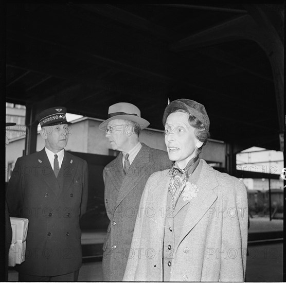 Gustaf VI Adolf and Louise of Sweden at Zurich main station around 1952