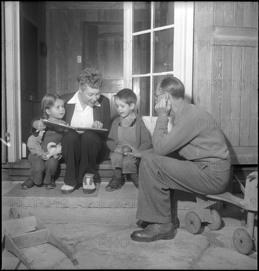 Elsie Attenhofer with children and Max Werner Lenz around 1955