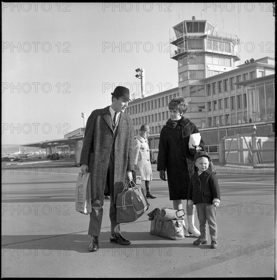 GC player Ove Grahn, arrival at airport with family, 1966