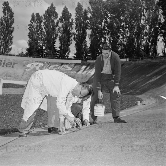 Carl Senn and Oskar Plattner painting, marking the red line