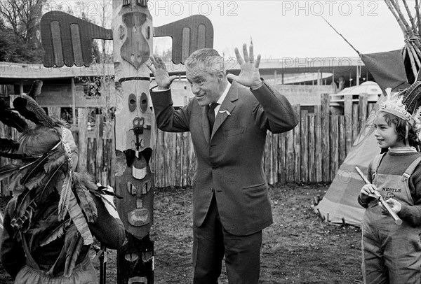 Alberto Camenzind with children playing Indian