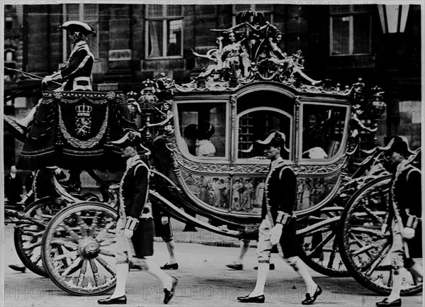 Coronation of Queen Juliana: in the golden carriage through the city