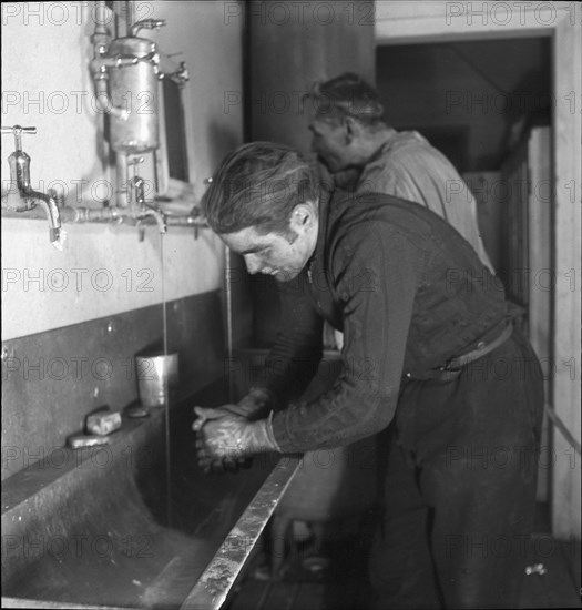 They work in the factory Schroeder where peat soaked in used oil becomes the fuel substitute Torolit.